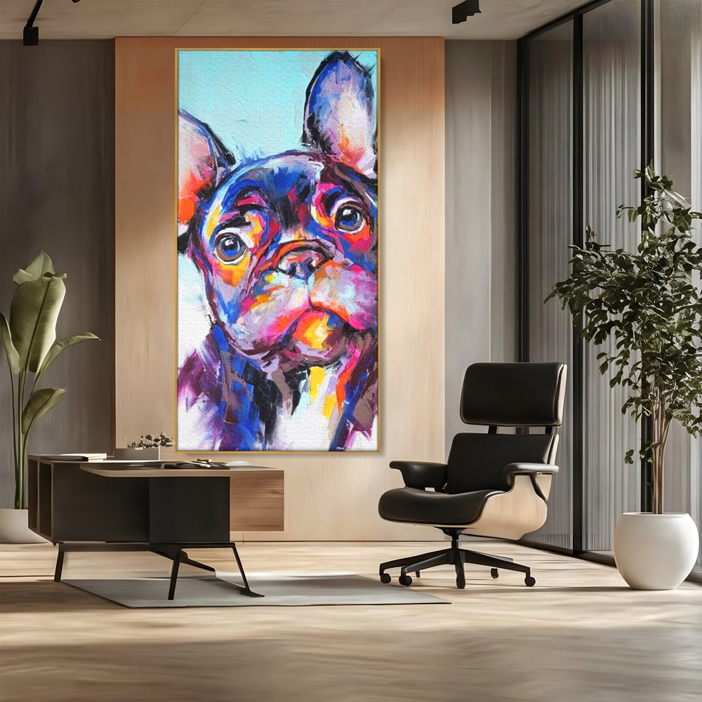 Tablou canvas cu tablou canvas cu bulldog in stil pop art, in rama de aluminiu auriu, pe perete intr-un birou